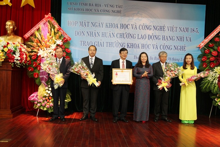 Họp mặt ngày Khoa học công nghệ Việt Nam 18/5; Đón nhận huân chương lao động hạng Nhì và Trao giải thưởng KHCN